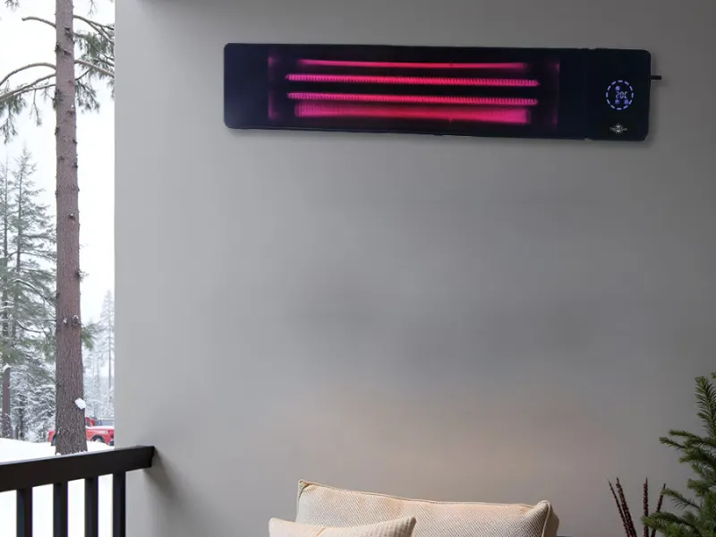 ElectricSun Infrarot-Terrassenheizung 4500 W an der Wand eines Balkons über einer Sitzecke